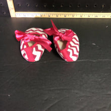 Load image into Gallery viewer, Girl&#39;s Chevron shoes w/ribbons

